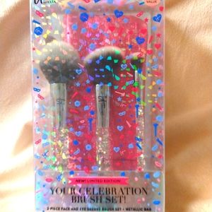 It! Limited Edition "Your Celebration" Brush set w/ storage bag.